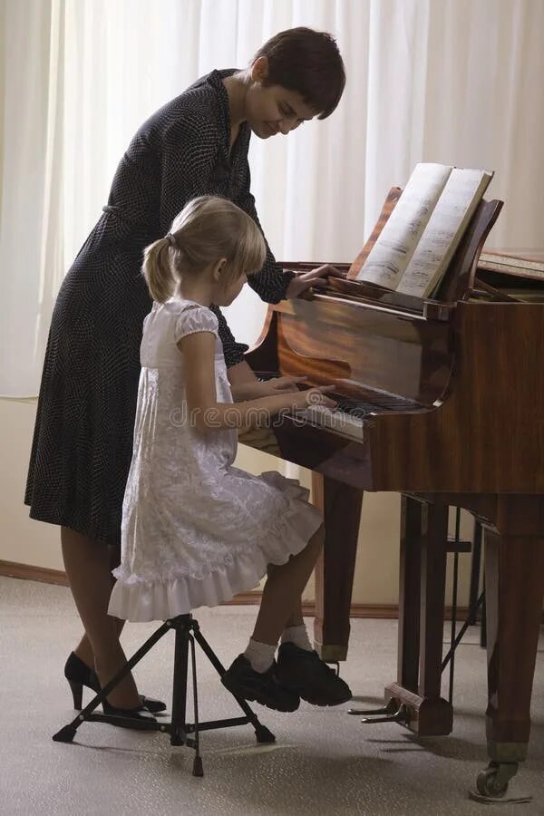 Учитель фортепиано. Педагог фортепиано. Учитель пианино. Ребенок и учитель за фортепиано. Sister play piano