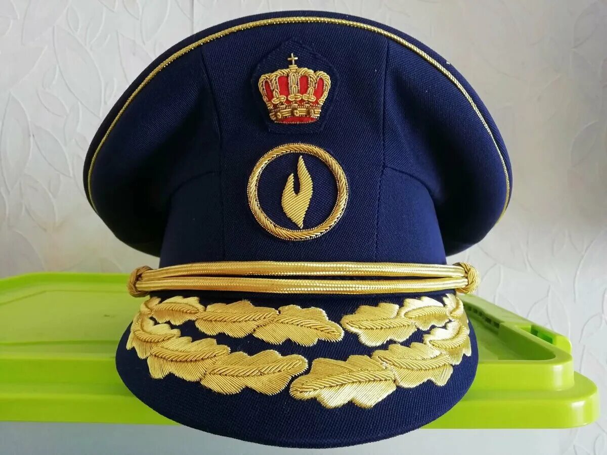 девушка в кепке. фуражка адмирала риф. стрит стайл 2022 бейсболк. бейсболка с волосами. мужчина в кепке.