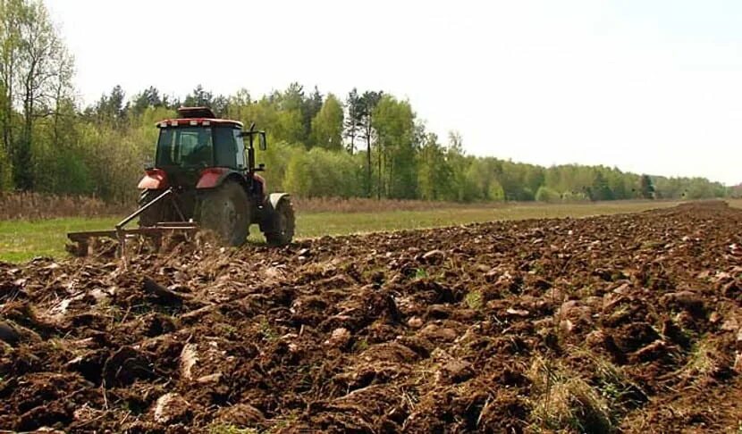 Распашка почв. Трактор в поле весной. Весенние полевые работы. Весенняя вспашка. Когда пахать землю весной