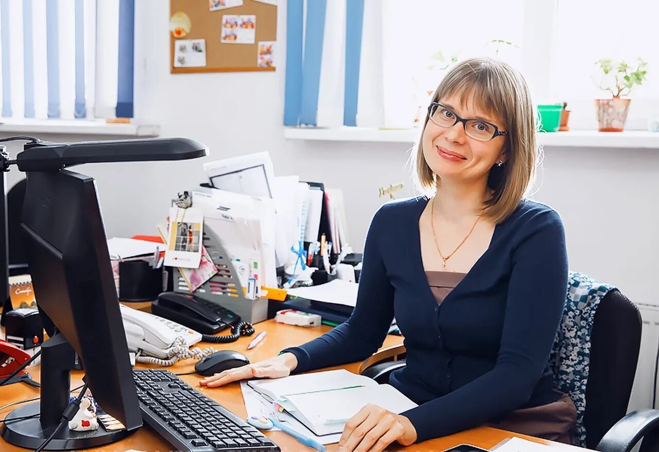 Кассир. Зона ожидания для клиентов в офисе. Кассир офисы. Банковский сотрудник. Прайм стар кафе сотрудники.