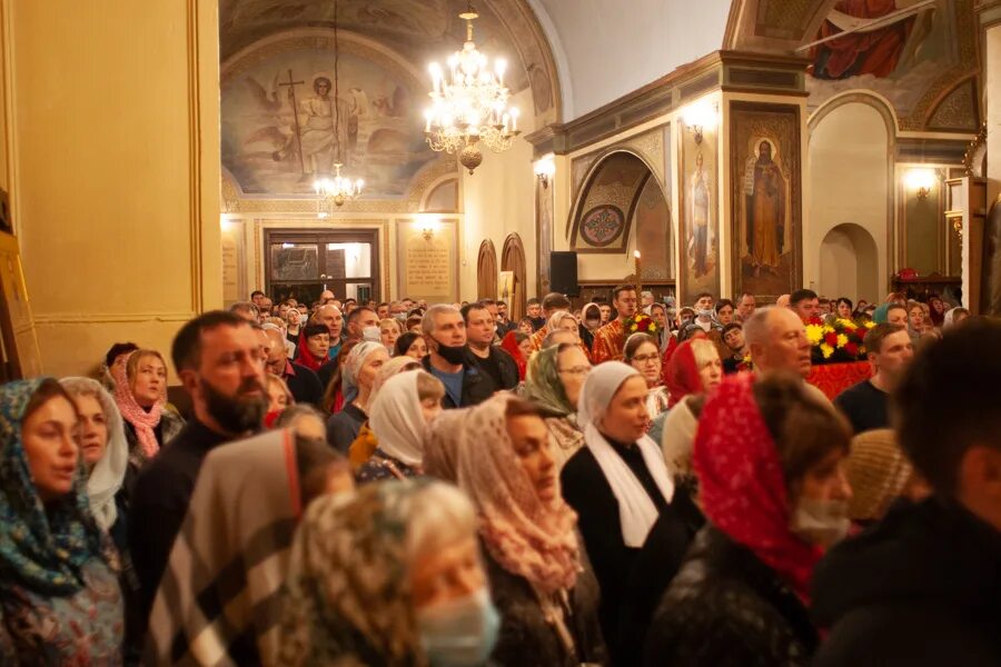 Воскресная всенощная. Пасхальная служба в Кишинёве в театре Чехова. Воскресное богослужение. Фото воскресного богослужения протестантов. Фото воскресенье богослужение протестантов.