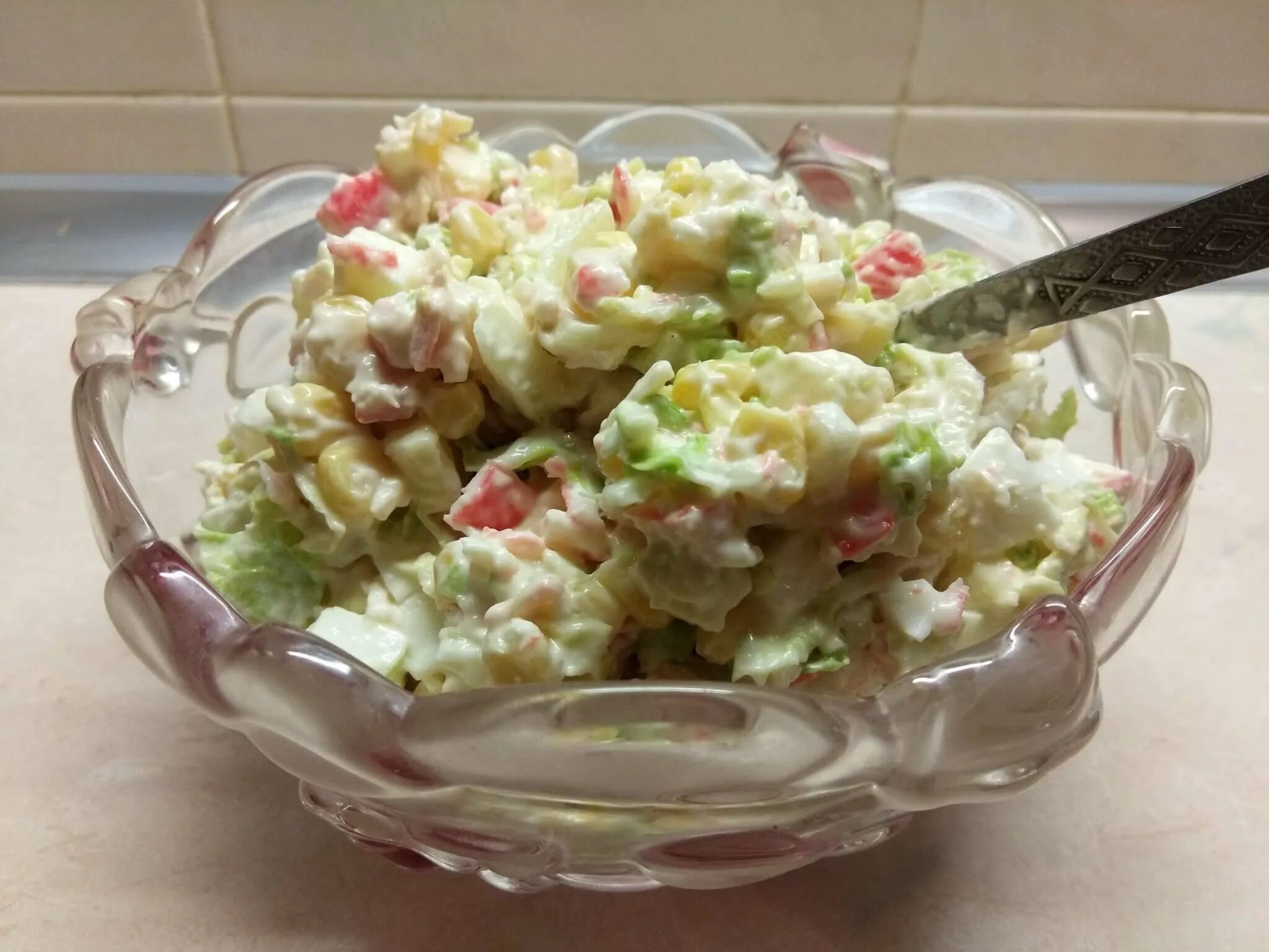 Салат с пекинской капустой и крабовыми. Салат с пекинской капустой и крабовыми палочками и кукурузой. салат с крабовыми палочками и пекинской капустой. салат с крабовыми палочками и кукурузой и капустой. пекинская капуста крабовые палочки кукуруза.
