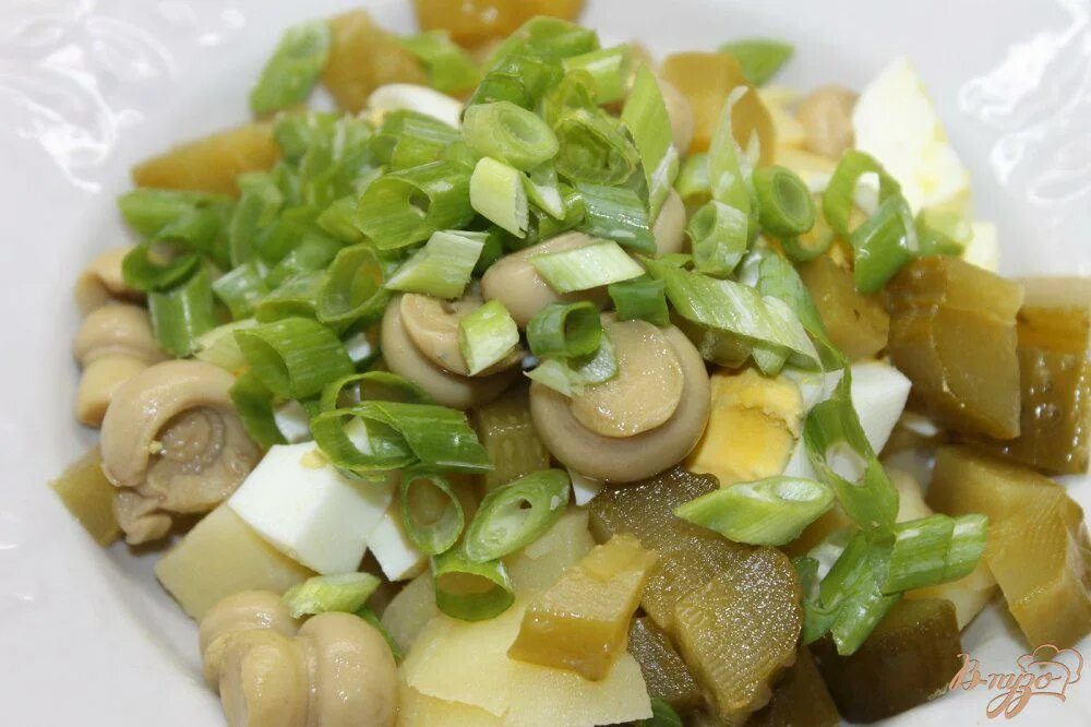 Картофель с маринованными грибами. Салат картофельный с грибами. Салат картошка грибы соленые огурцы. Салат с картошкой и грибами. Салат картофельный с маринованными грибами.