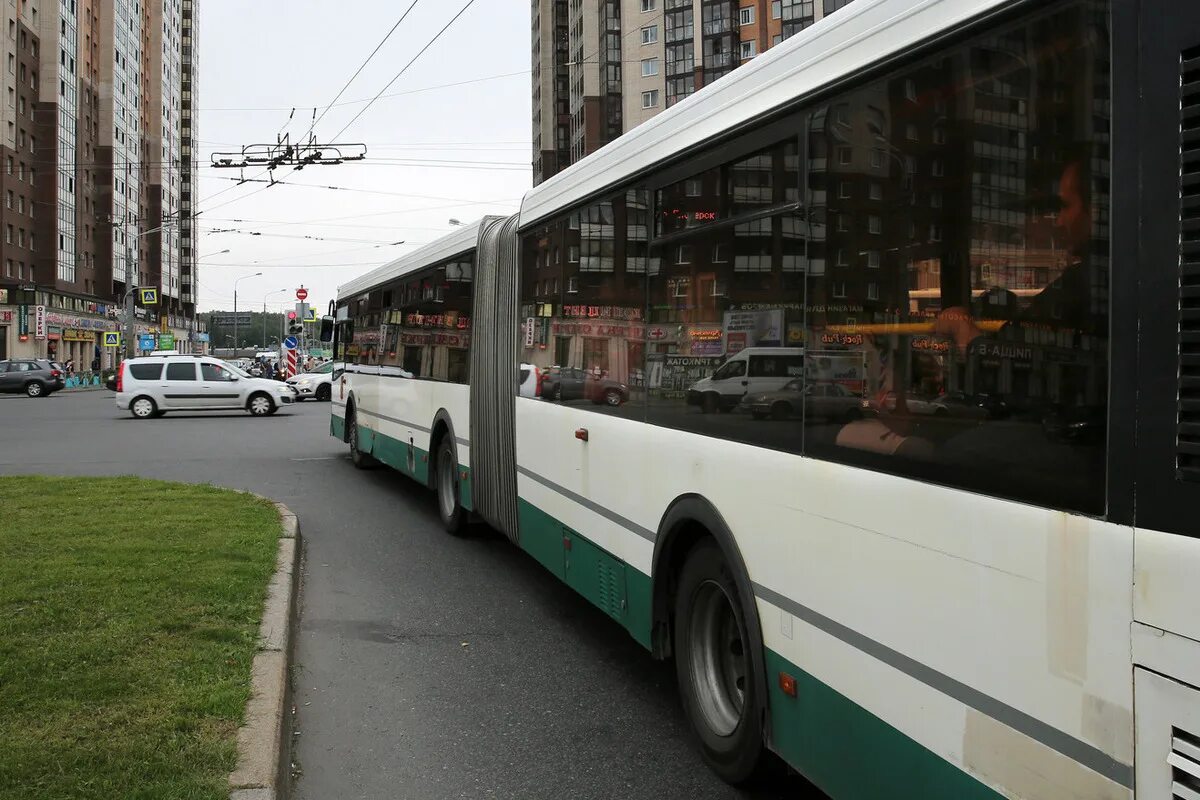 Автобус пр ветеранов. ЛИАЗ-5292 автобус Санкт-Петербург. ЛИАЗ 5292 Санкт Петербург. Автобус в городе. Автобусный парк старый Петергоф.