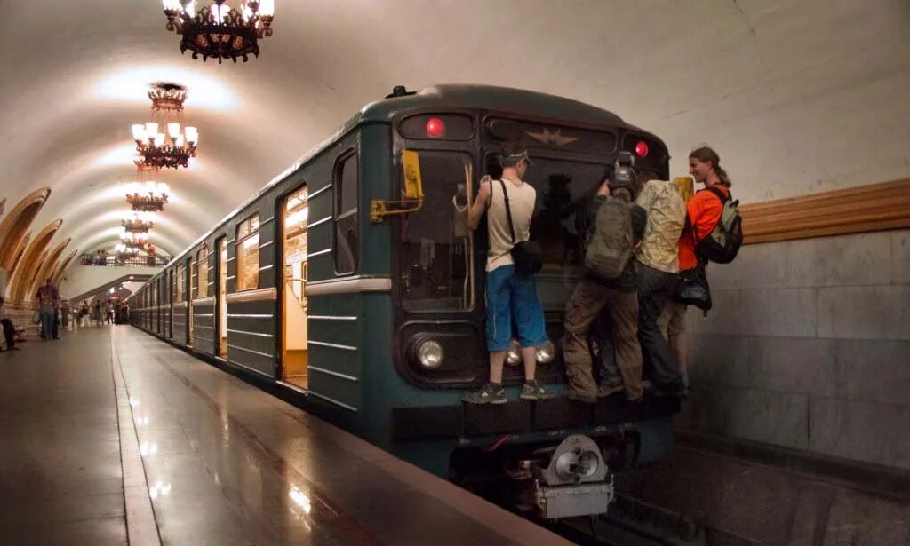Поезд в метро ходят с одинаковым