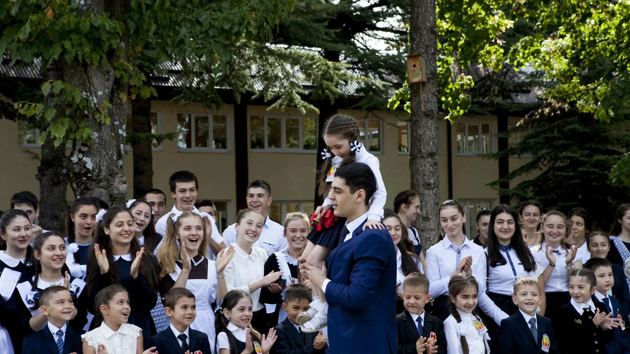 Южная осетия вахтанская школа. Осетинские школьники. 5 школа южная осетия цхинвал. Санаторий дзау южная осетия. Цалык новая школа.