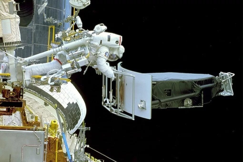 Уплотнительный модуль мкс. Мкс в телескоп. космические исследования. астронавты в телескоп. оборудование исследований космоса.