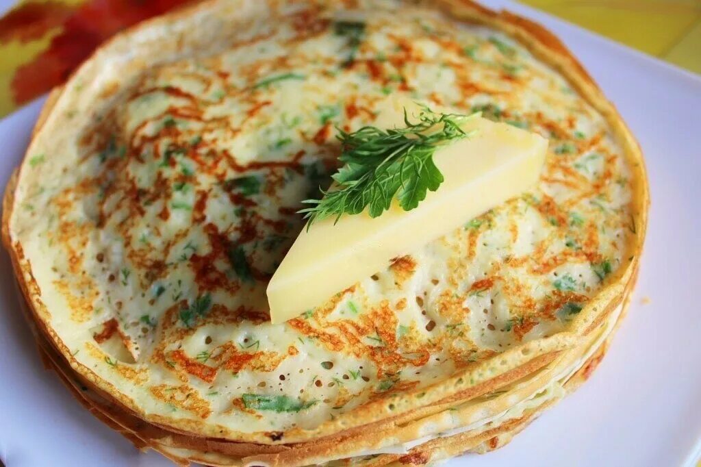 Картофельные блинчики с сыром. Блины с сыром и укропом. Сырные блинчики с зеленью. Сырные блинчики с зеленью. Сырные блины.