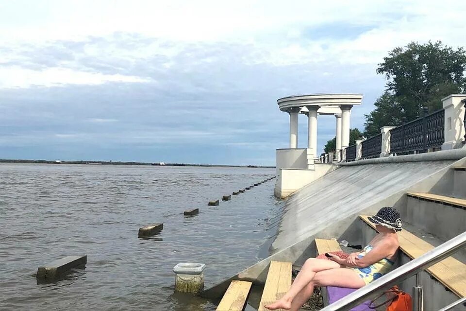 Река амур хабаровск вода. Уровень амура у хабаровска. амур в хабаровске сегодня. температура воды в амуре. уровень воды в амуре у хабаровска на сегодня.