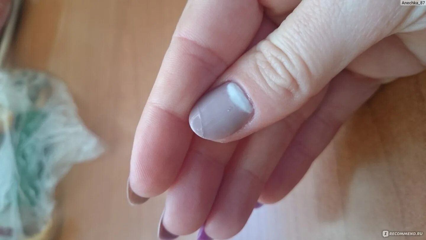 Потрескалось покрытие на ногтях. Трещина на ногте гель лак. Почему трескается лак