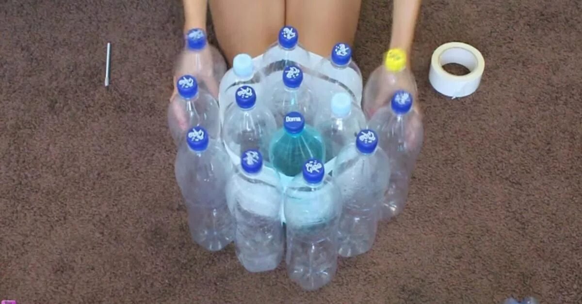 Бутылки для дачи. Пуфик из пятилитровых пластиковых бутылок. Под из пластиковых бутылок. Изделия из пластиковых бутылок. Горшки для цветом из бутылок.