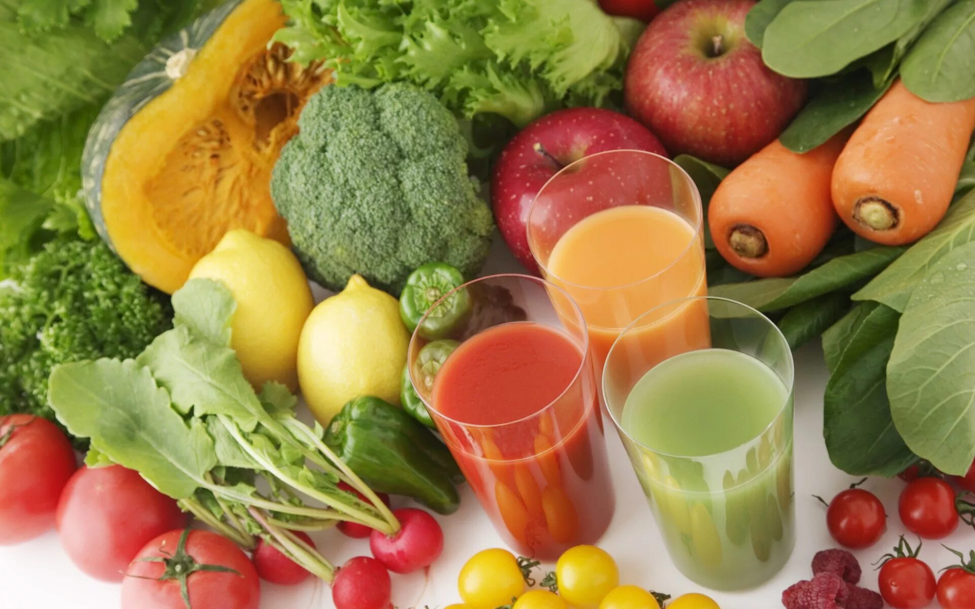 Польза натуральных соков для организма человека. Полезные фрукты и овощи. Овощи и фрукты в рационе. Полезные овощи. Овощи и фрукты полезные продукты.