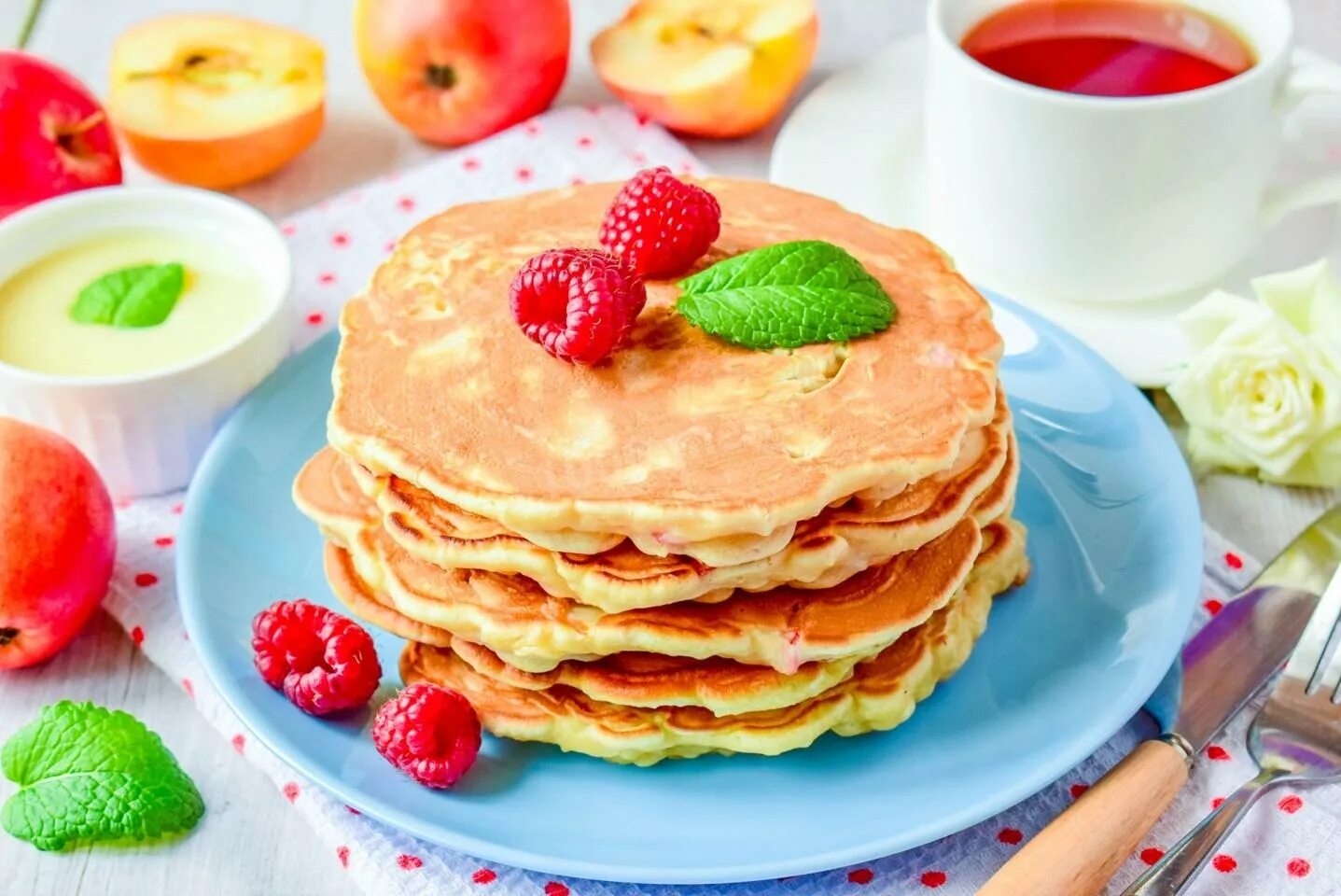 Яблочные панкейки пп. Панкейки с яблоками. Яблочные панкейки. Яблочные панкейки. Банановые панкейки на молоке.