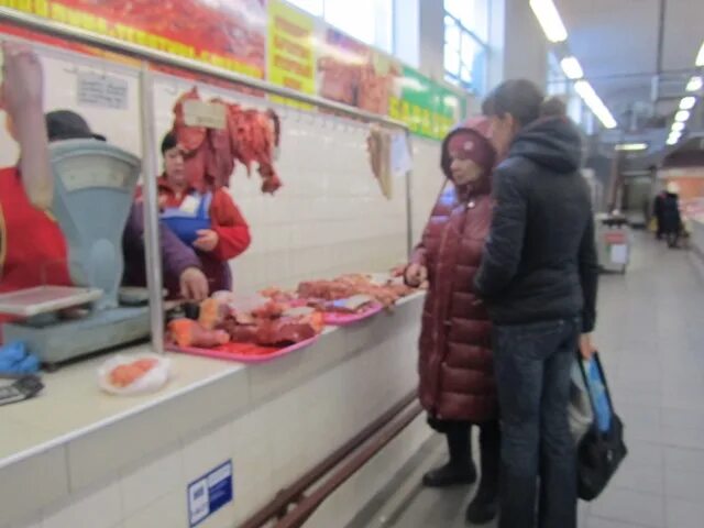 Продавец калининграде. Центральный рынок калининград. рынок калининград мясной отдел. рынок в калининграде мясо. центральный рынок калининград фото.