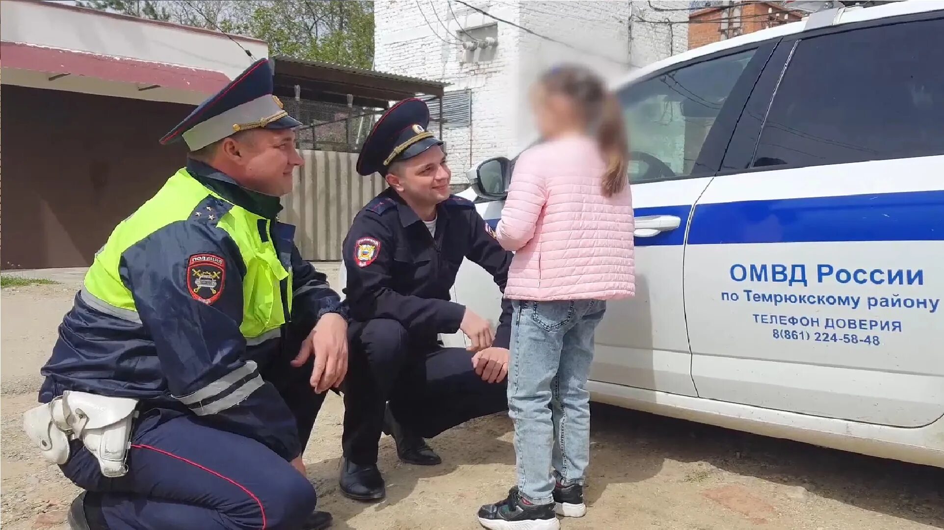 Фото сотрудников полиции. Девочку поставили на учет. Девочку поставили на учет. Сотрудник полиции грифер. Сотрудник полиции увозит грифера в тюрьму в реальной жизни.