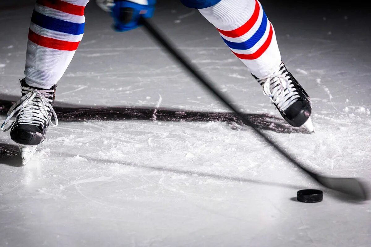 Соревнования по хоккею с шайбой. Хоккей с шайбой, хоккей на льду. Хоккейная клюшка на льду. Шайба для хоккея. Хоккей коньки на льду.