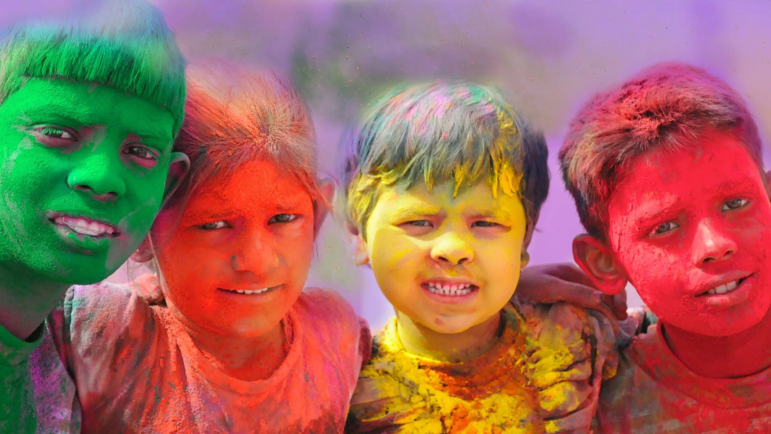 Colour children. Праздник красок Холи дети. Happy Holi в Индии. Праздник с красками Холли для детей. Разноцветные люди.