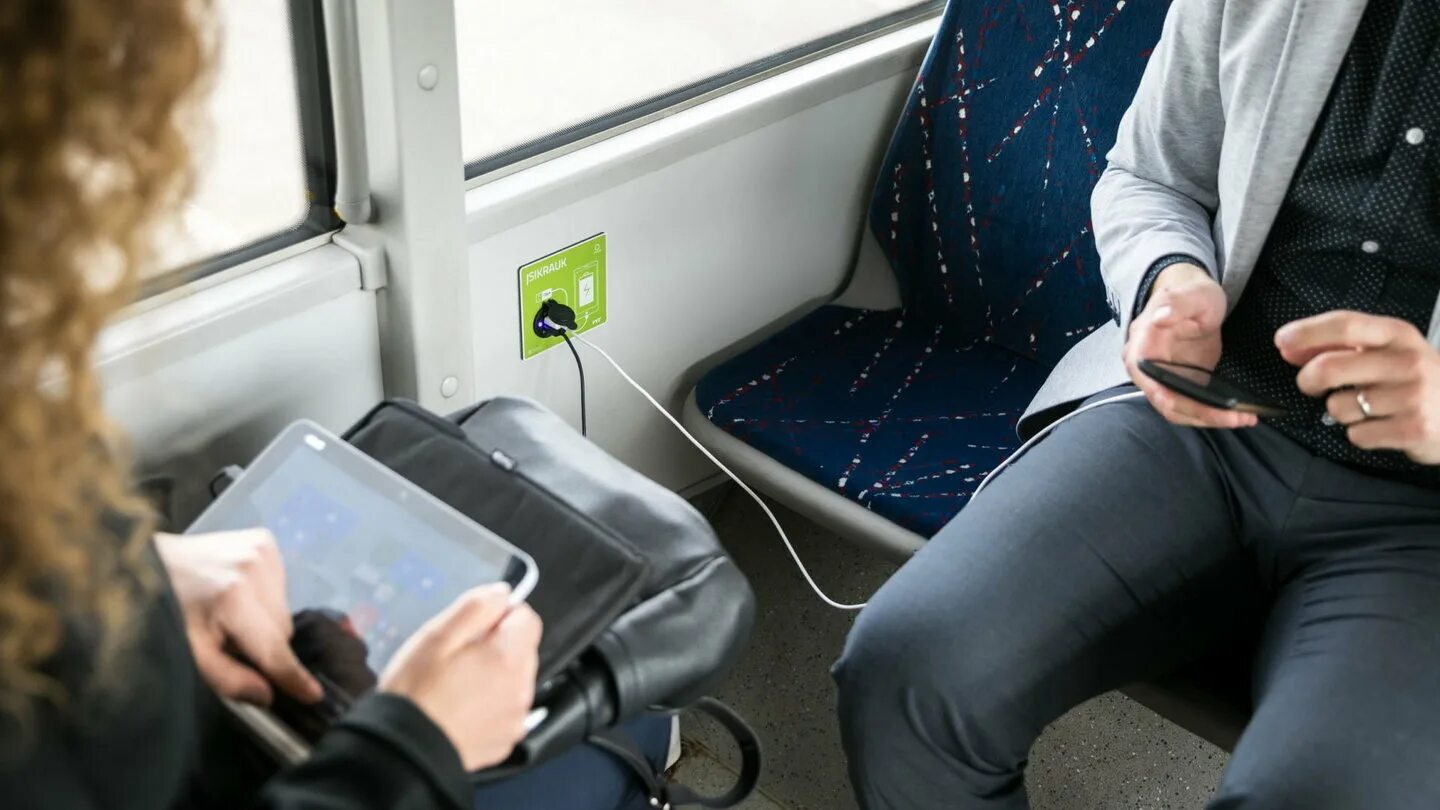 Можно ли стоять в автобусе. Зарядка в автобусе для телефона. транспорт гаджет. usb в автобусе. розетки в автобусе.