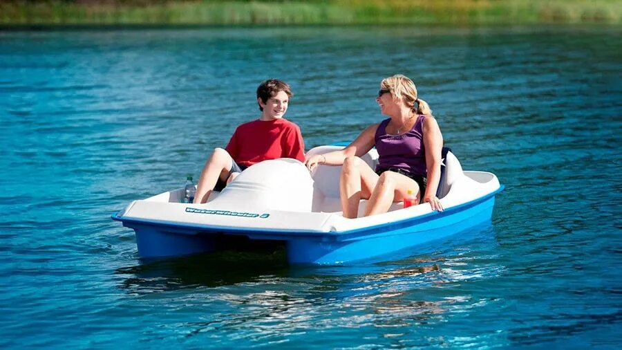 Можно ли ездить на лодке. Катамаран Sun Dolphin 3. Водный велосипед. Катамаран на озере. Катание на катамаране.