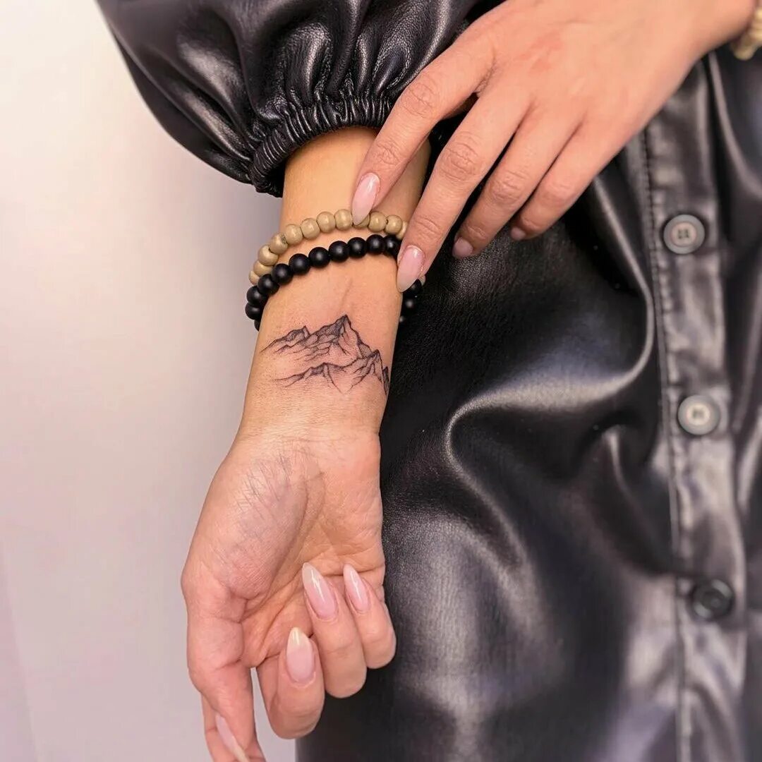 тату на руке женские. татуировки на руке женские. браслет птички на запястье тату. тату на руке для девушек оберег на запястье. тату оберёг для девушек на запястье маленькие.