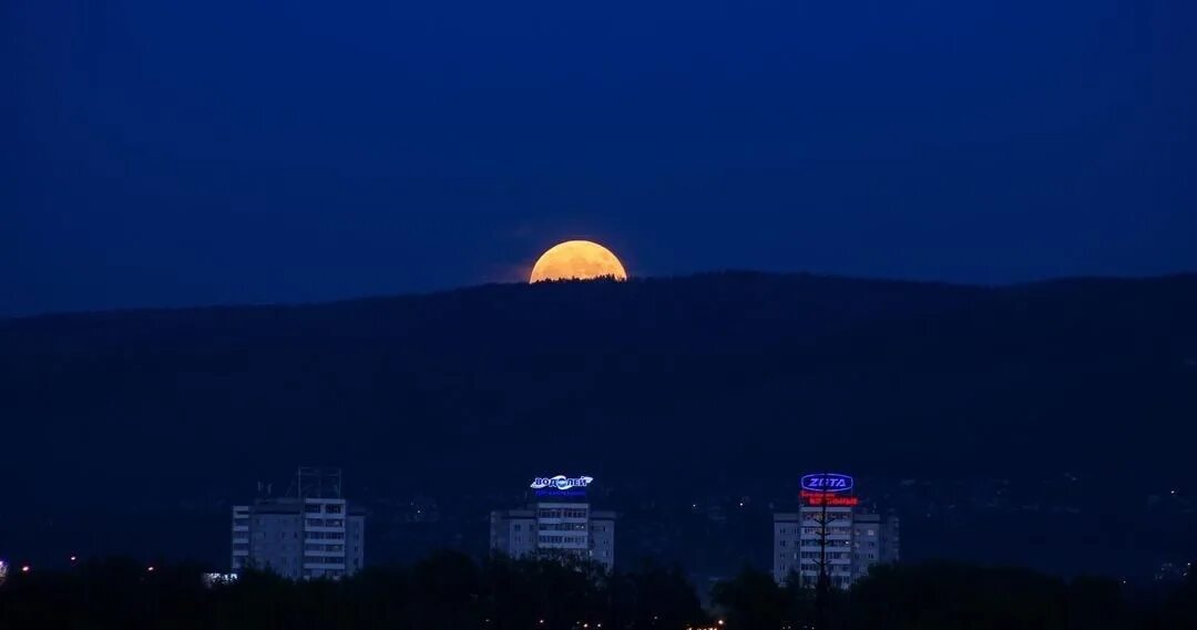 Суперлуние Дербент. Суперлуние в 2021. Суперлуние Красноярск. Суперлуние 2022 Красноярск.