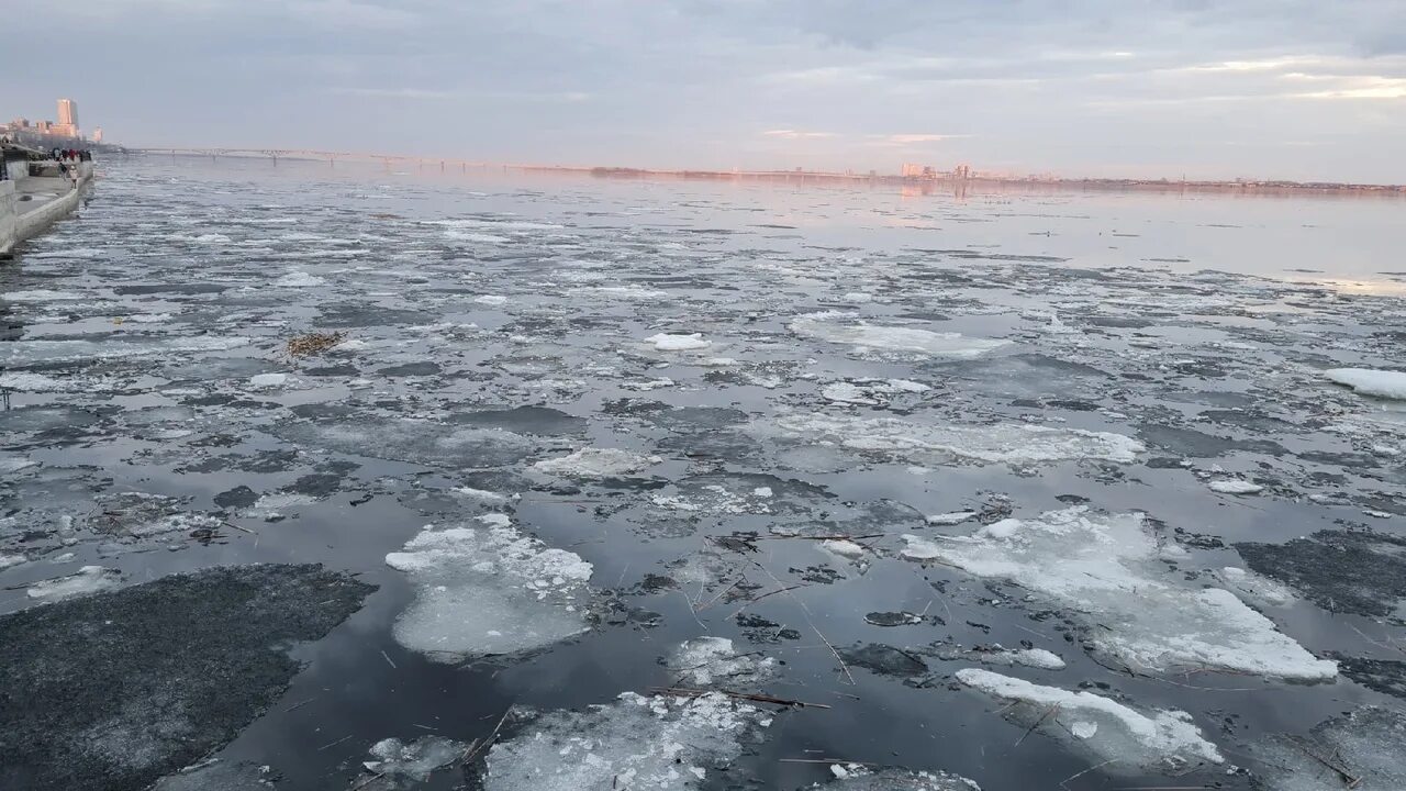 Лед на дороге. Волга в Саратове сегодня. Лед и ветер. Мост лед Саратов. Погода саратов на апрель 2024 года