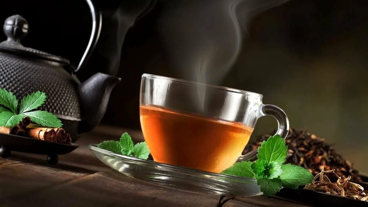 13 чашек чая. Чай в чайнике. Чашка ароматного чая. Чайник с чаем. Чашка с чаем.