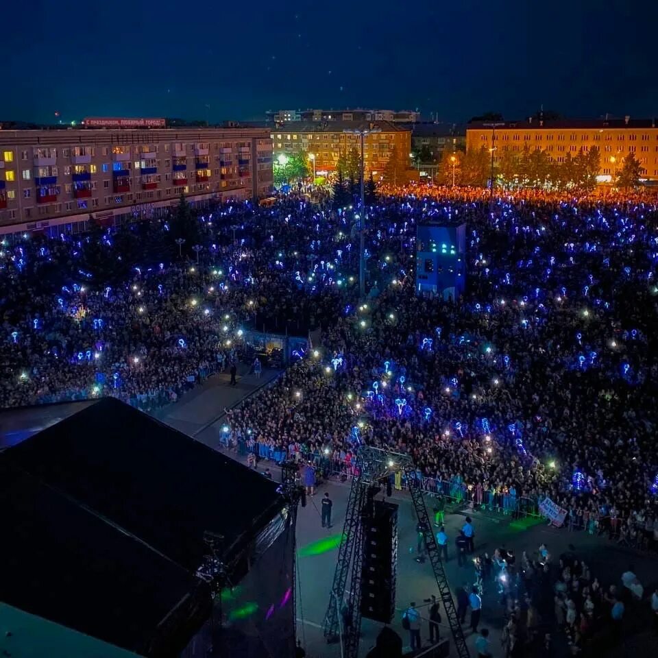 Концерт в каменском. Население Каменска-Уральского 2022. День города Каменск Уральский. Площадь. Концерт Каменск Уральский.