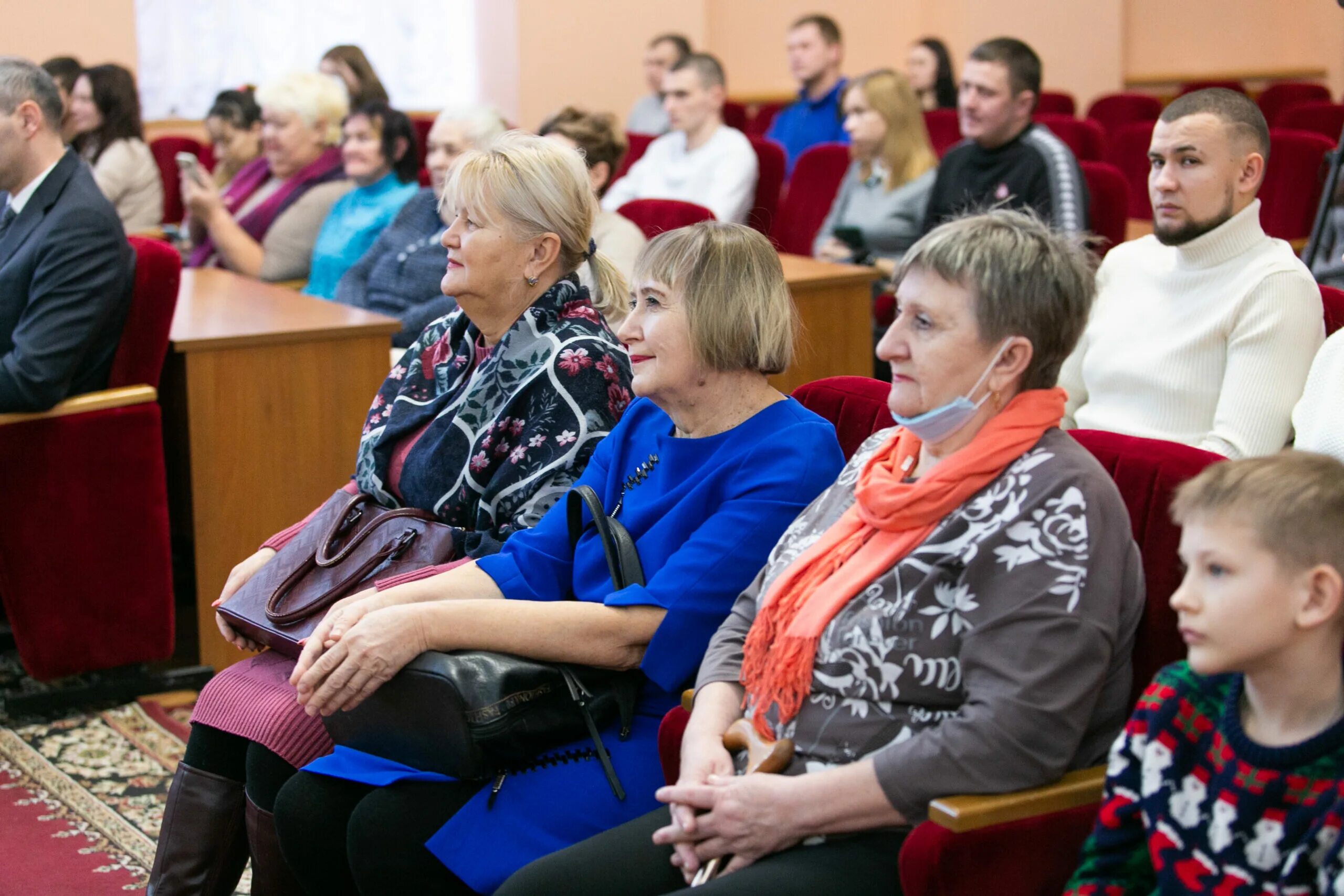 Год семьи в оренбургской области. Семья Оренбург. Семья получила квартиру. Логотип года семьи Оренбургская область. Читающая семья Оренбуржья 2023.