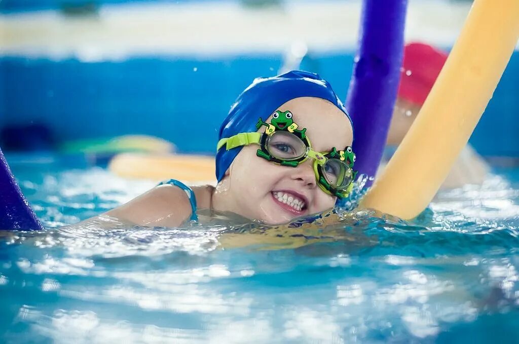 The children are swimming. Плавание дети. Дети в бассейне. Занятия в бассейне для детей. Занятия плаванием для детей.