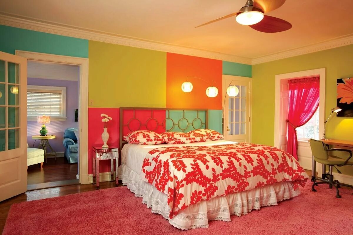 Какими цветами коралловый цвет сочетается. Яркие цвета в интерьере. Спальня в ярких тонах. Сочетание розового и оранжевого в интерьере. Спальня с яркой стеной.