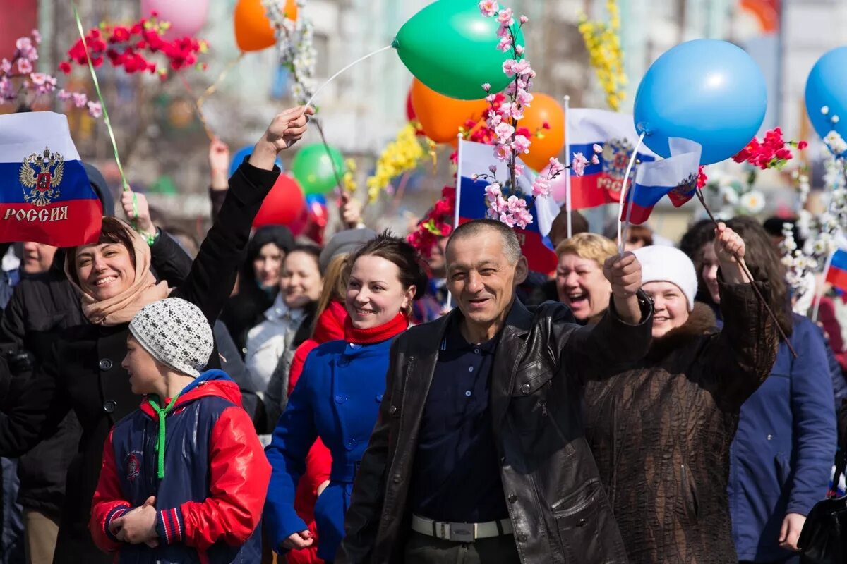 1 мая фото картинки. Демонстрация к празднику. Массовые праздники. Люди на демонстрации 1 мая. Демонстрация 1 мая в России.