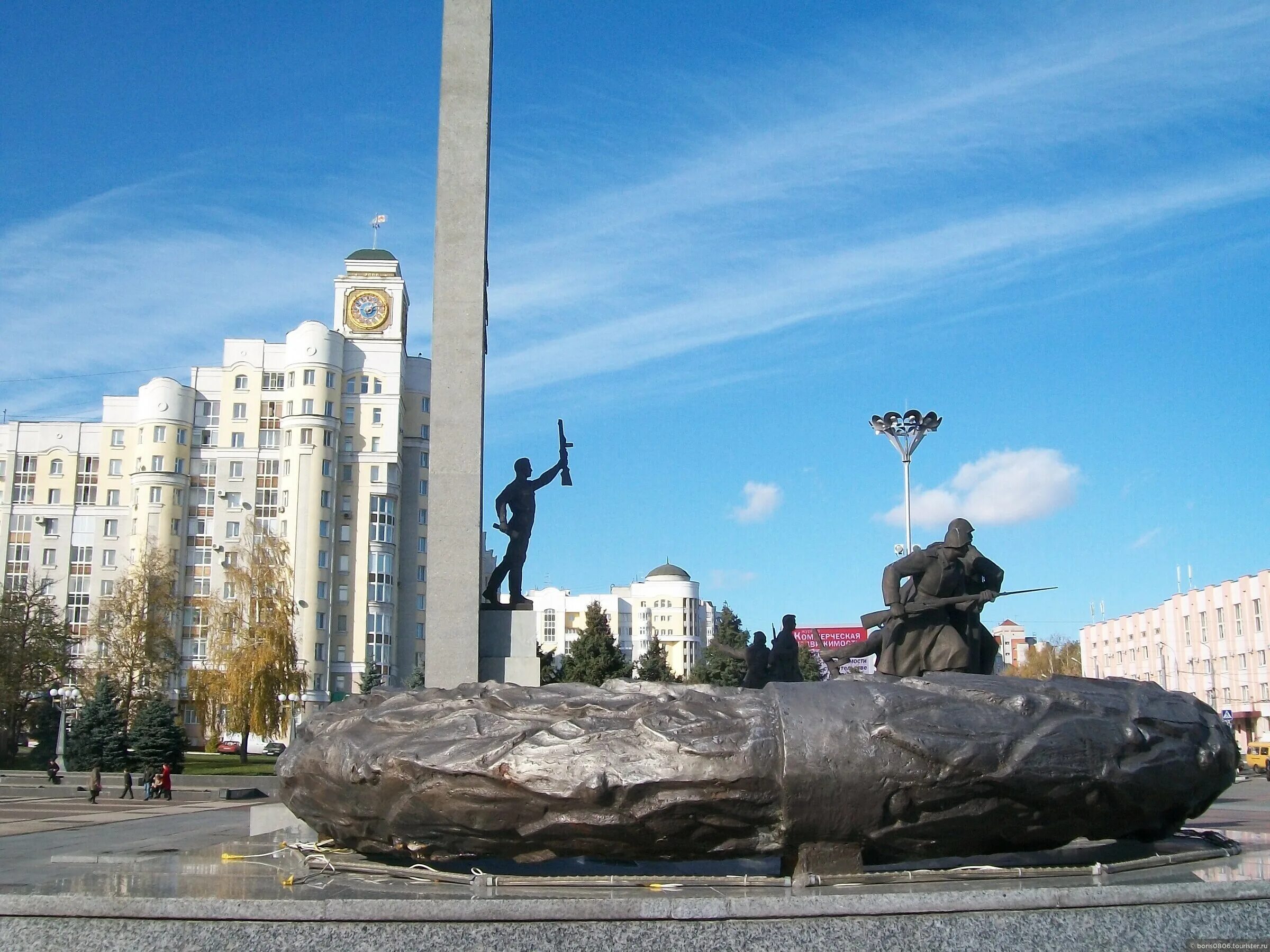 Памятник освободителям брянска. Брянск город воинской и Партизанской славы. Памятники Брянска. Брянск достопримечательности города. Скульптура Брянска города.