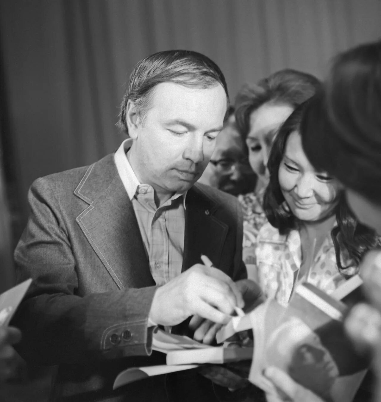 Вознесенский женщине. Вознесенский женщине. Вознесенский. Вознесенский женщине. Вознесенский бьют женщину стихи.