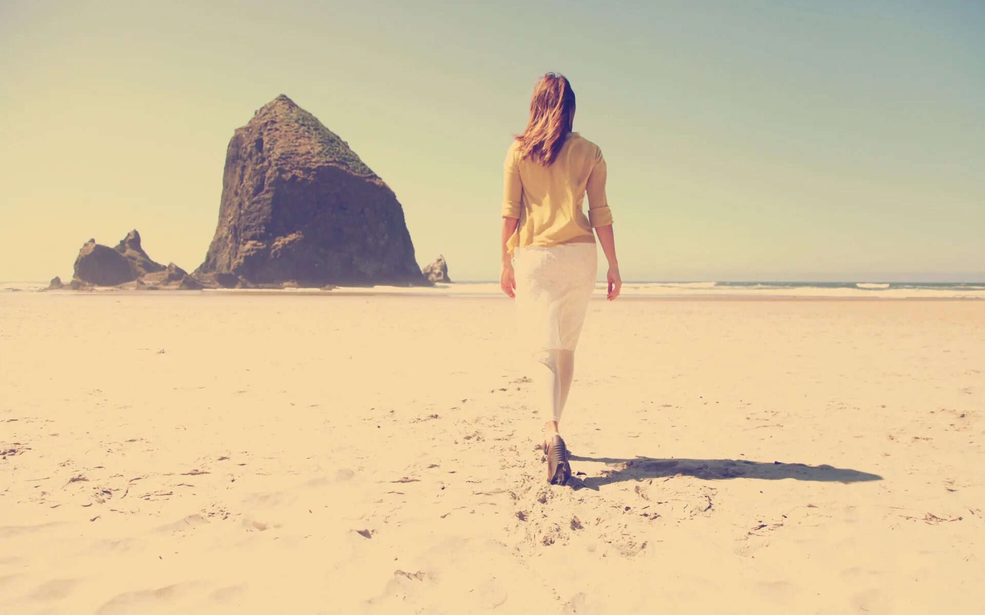 Девушка бежит по берегу моря. Девушка Бегущая по пляжу Windows. Девушка море скалы. Обои виндовс девушка бежит по пляжу.