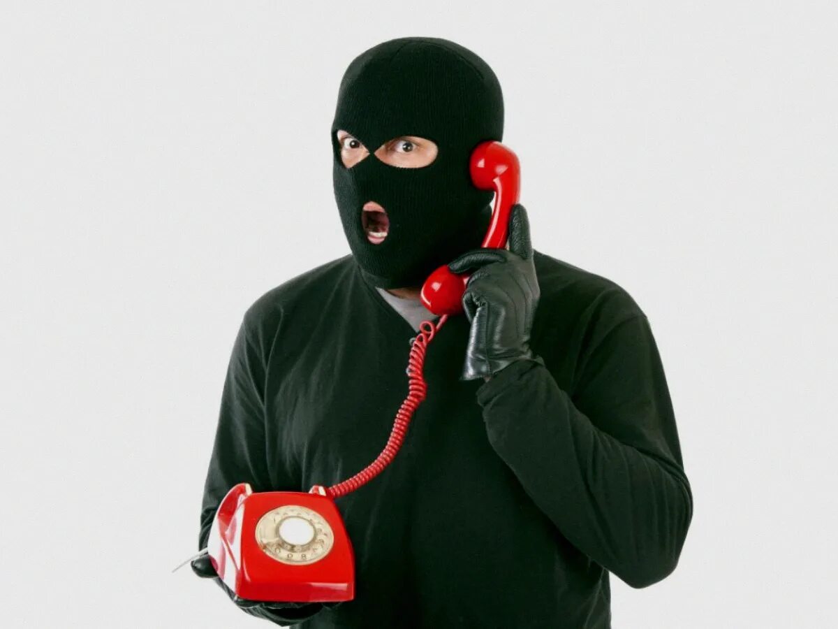Телефонное мошенничество. Человек в маске. Звонок мошенника. Телефонный звонок мошенника. Мошенничество 12