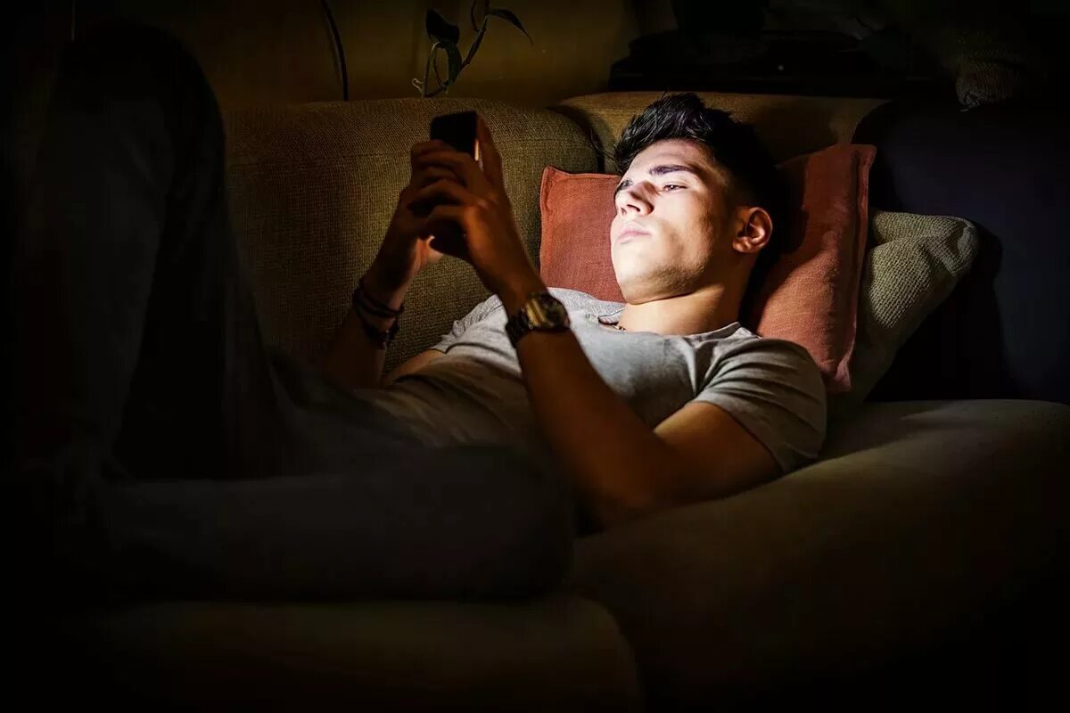 Правильная поза для сна. Девушка в позе эмбриона. Человек лежит на кровати. Нарушение сна. Спит с открытым ртом взрослый.