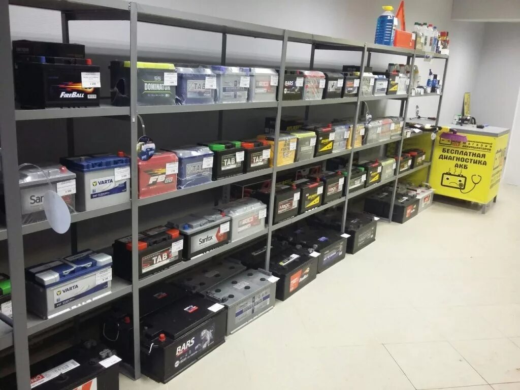 Battery shop. Магазин аккумуляторов для авто. Витрина для аккумуляторов. Витрина для авто аккумуляторов. Магазин с аккумуляторами для машины.