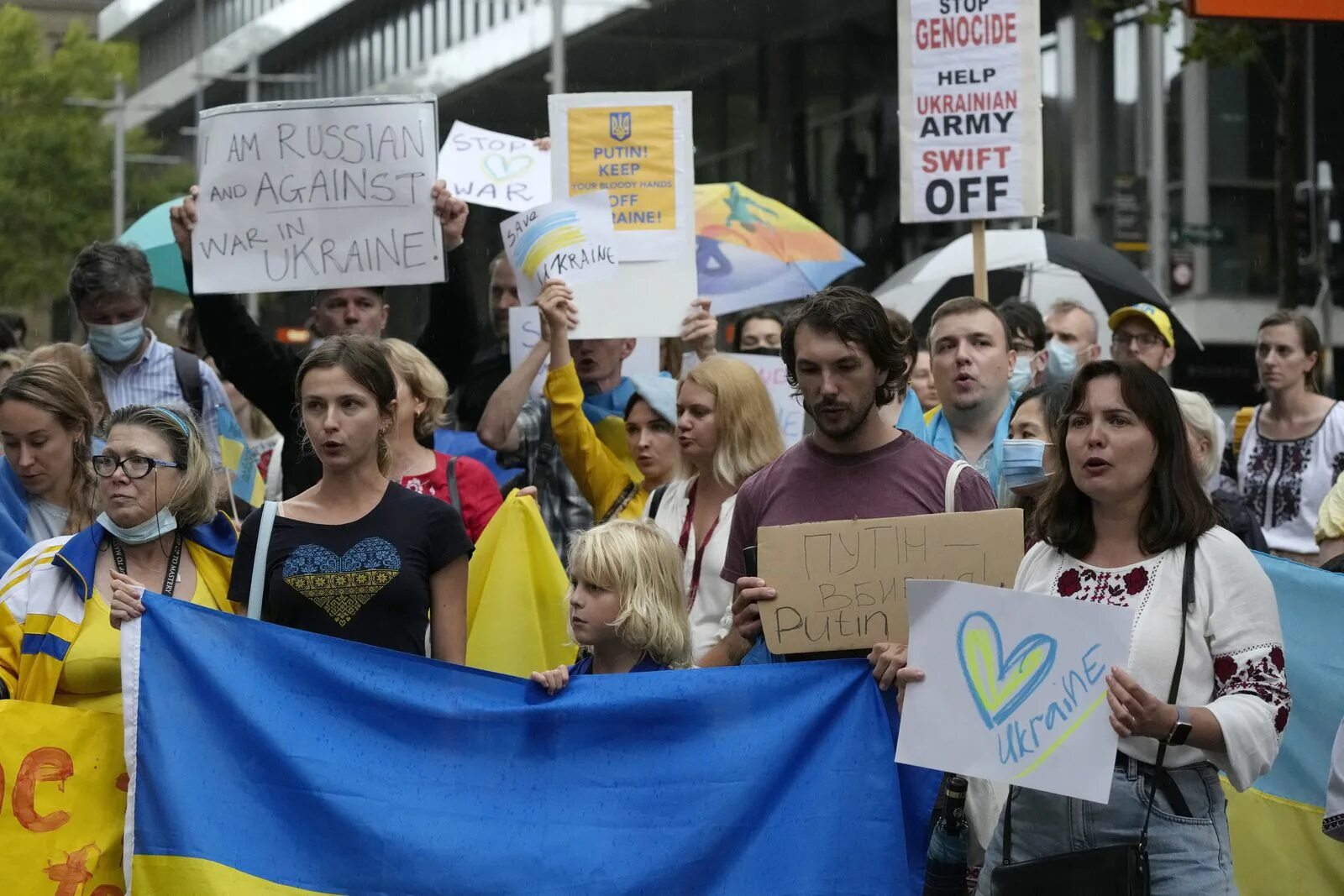 Люди поддержавшие украину. Протесты против войны с Украиной. Россияне и украинцы. Украинцы против войны. Украинцы с флагом.