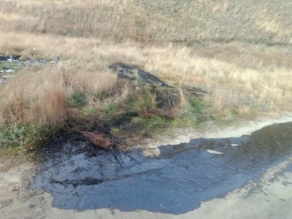 Прочитайте после реки разлива на осталась. Разлив нефти в Твери. Розлив нефтепродуктов или разлив нефтепродуктов. Разлив нефти Саратов. Разлив нефти в Пермском крае.