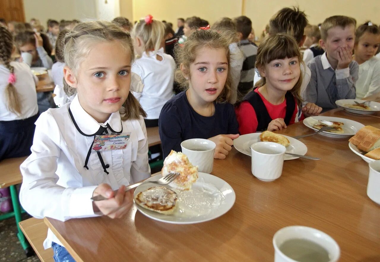 Питание детей в школьной столовой. Школьная столовая. Ученики в столовой. Еда в школьной столовой.