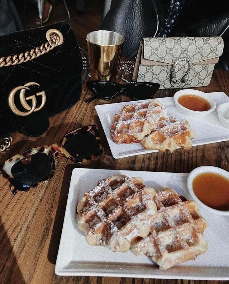 Роскошь и гламур девушка клубника. Еда роскошь. Роскошная еда миллионеров. Столик у моря. Роскошь и изобилие.