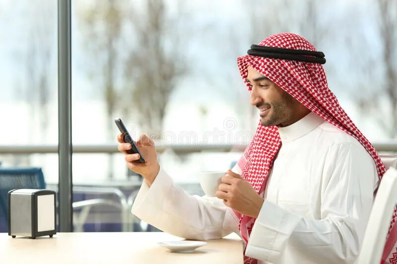 Телефон арабов. Араб с телефоном. Арабские люди. Араб сбоку. Араб в офисе.