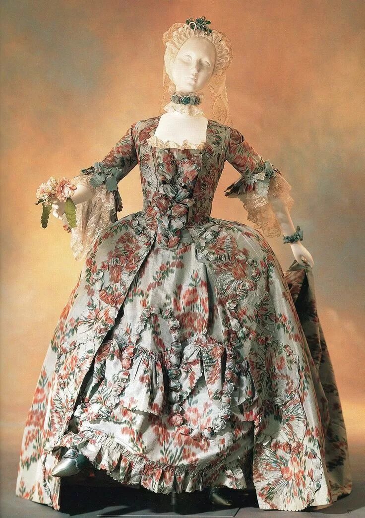 Барокко мода 17 век. Стиль одежды рококо 18 век. Одежда 17 18 века. Исторические куклы георга стюарта франция. Одежда 18го века англия.