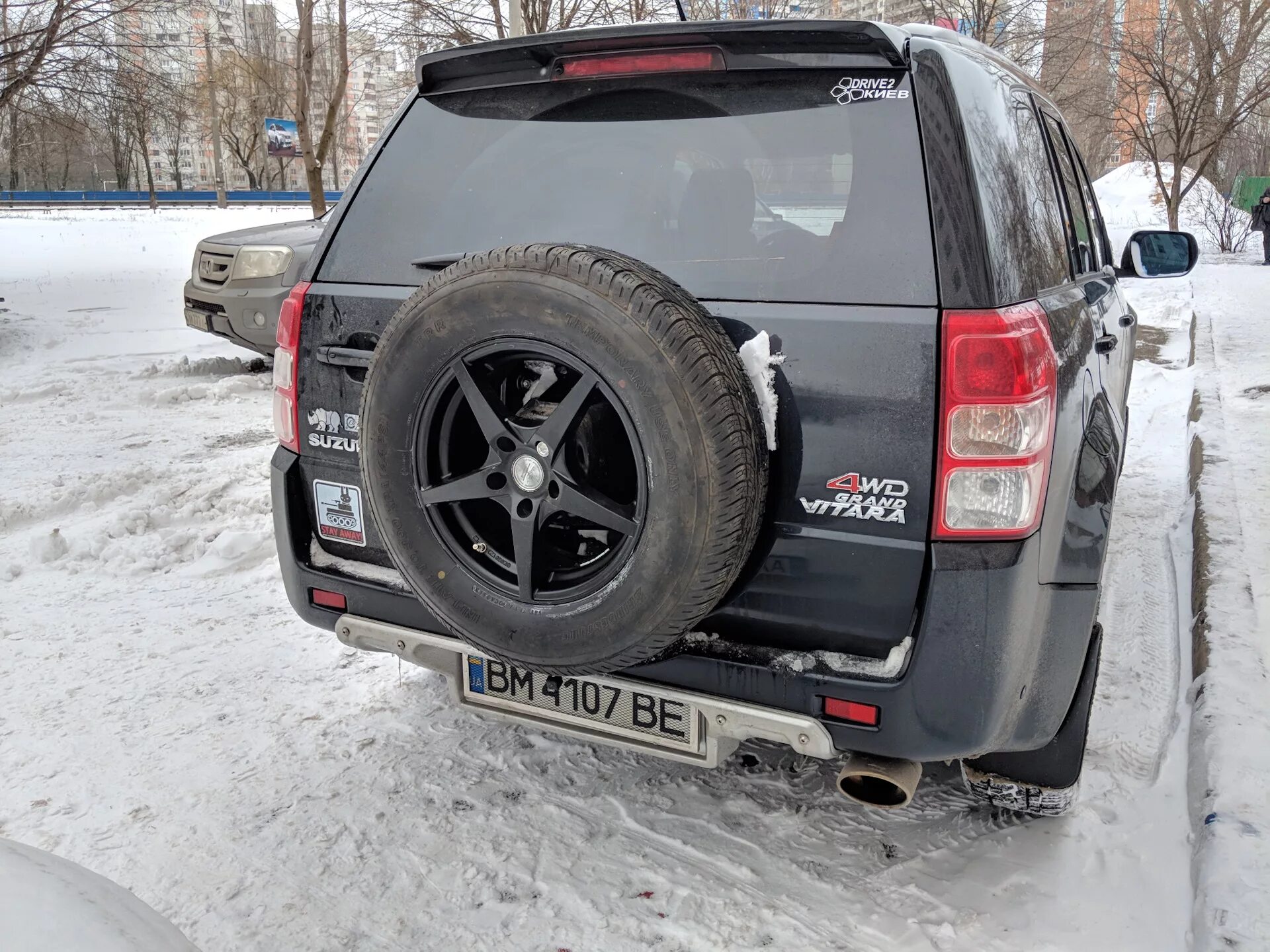 Колпак колеса гранд витара. Suzuki Grand Vitara 2008 без запаски. Grand Vitara запасного колеса. Запасное колесо Grand Vitara 2002. Запаска Сузуки Гранд Витара.