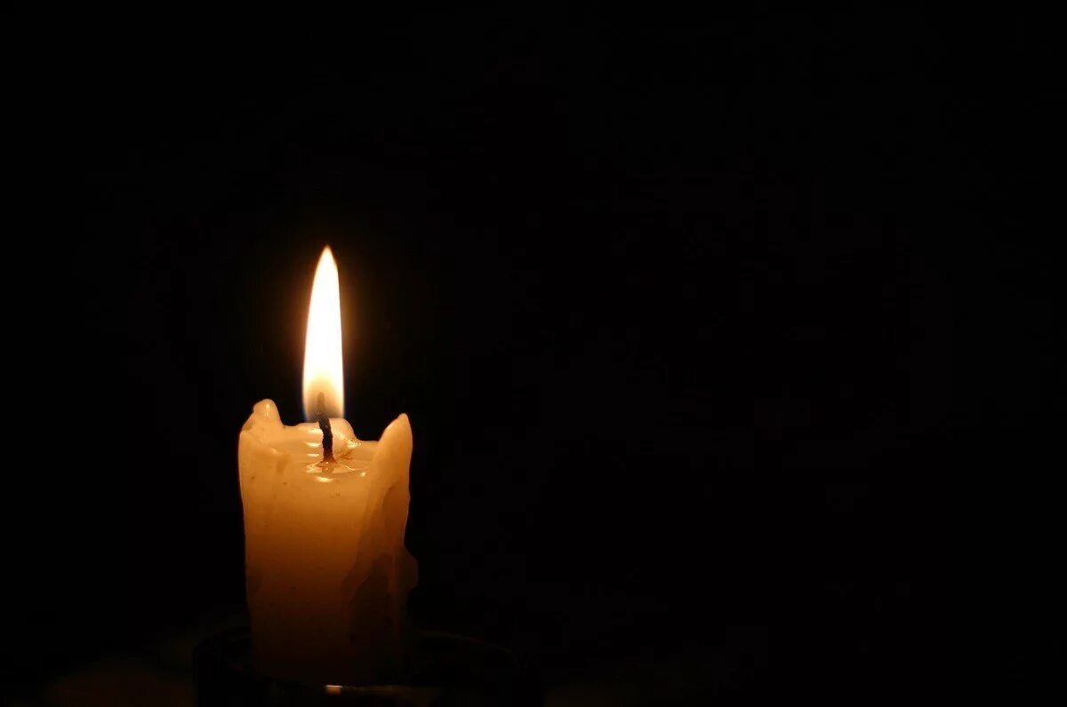 Свеча скорбим 22.03 2024. Свеча скорби. Свеча на темном фоне. Траурная свеча. Горящая свеча.