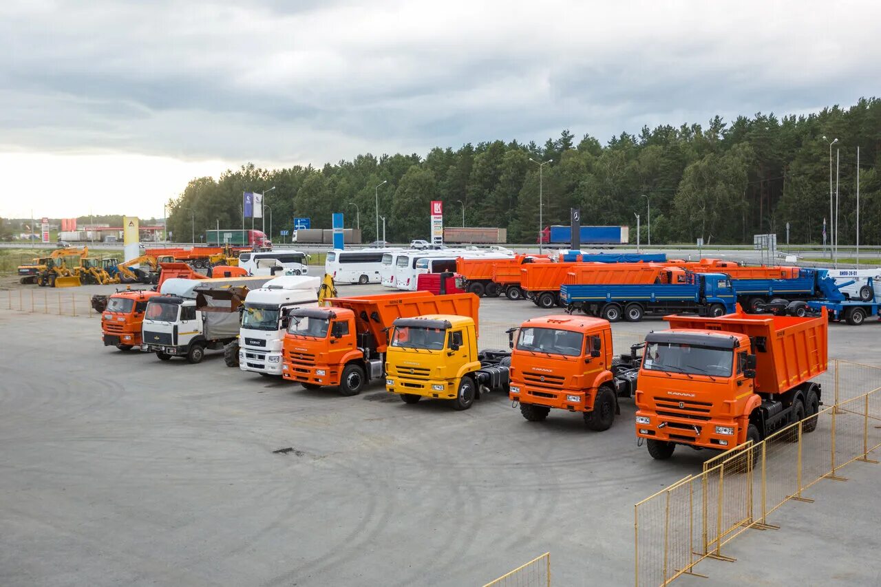 хранение спецтехники. парк спецтехники. автопарк строительной техники. склад запчастей на грузовые автомобили. хранение спецтехники.
