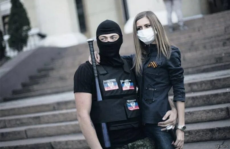 Девушка влюбляется в террориста. Парень и девушка в масках. парень и девушка в балаклавах. человек в балаклаве.