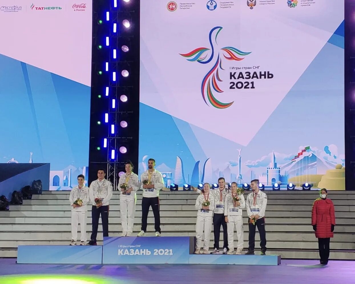 соревнование стран игра. спортсменки по бегу. первые игры стран снг. фото награждение соревнований. спорт соревнования.