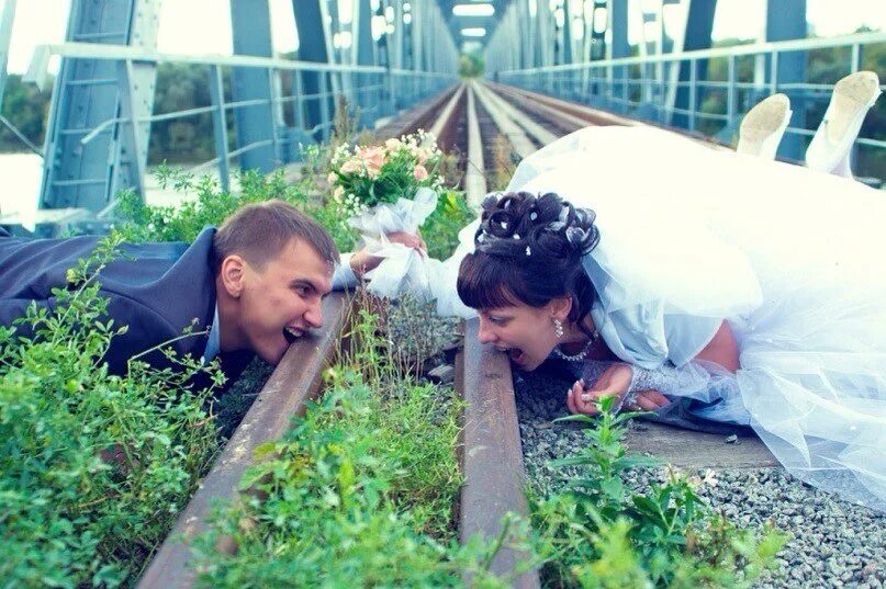 Глупый жениться. Прикольные Свадебные фотосессии. Смешные Свадебные фотосессии. Свадьба прикол. Нелепые свадьбы.